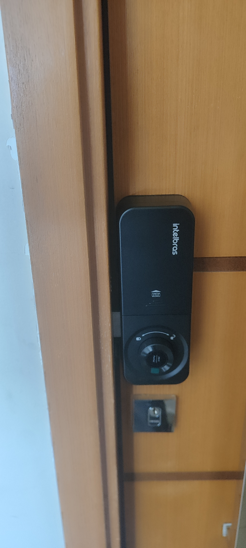 Intelbras com fechamento automático em porta de madeira