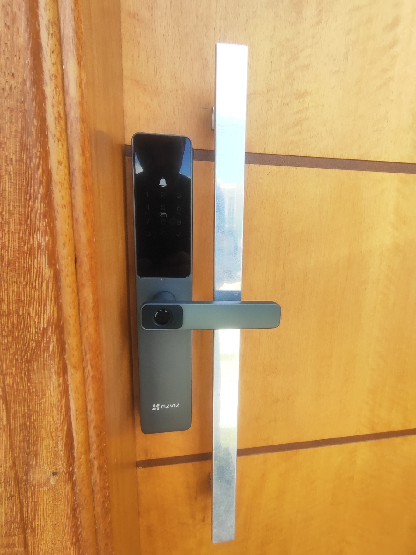EZVIZ com maçaneta instalada em porta de madeira