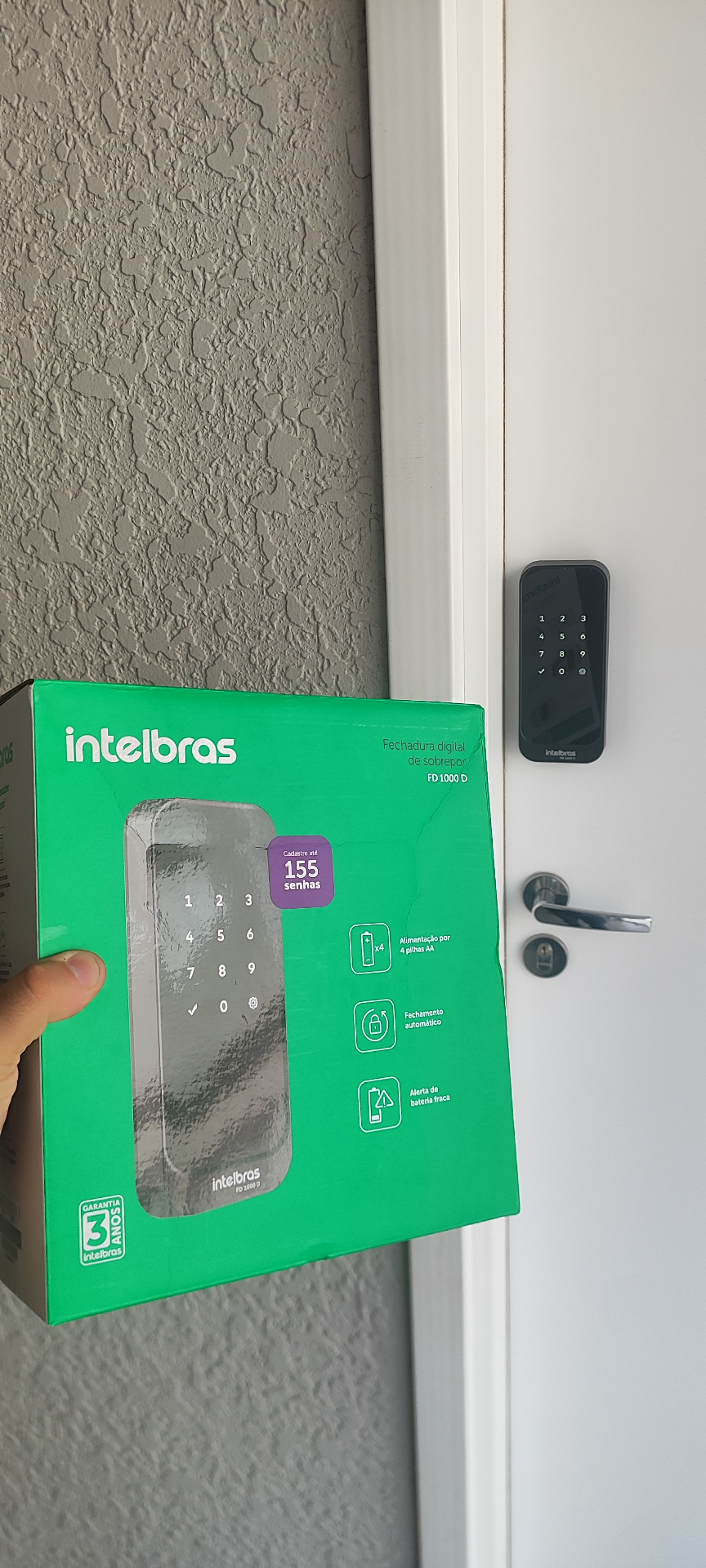 Intelbras FD 1000 D instalada em porta branca residencial