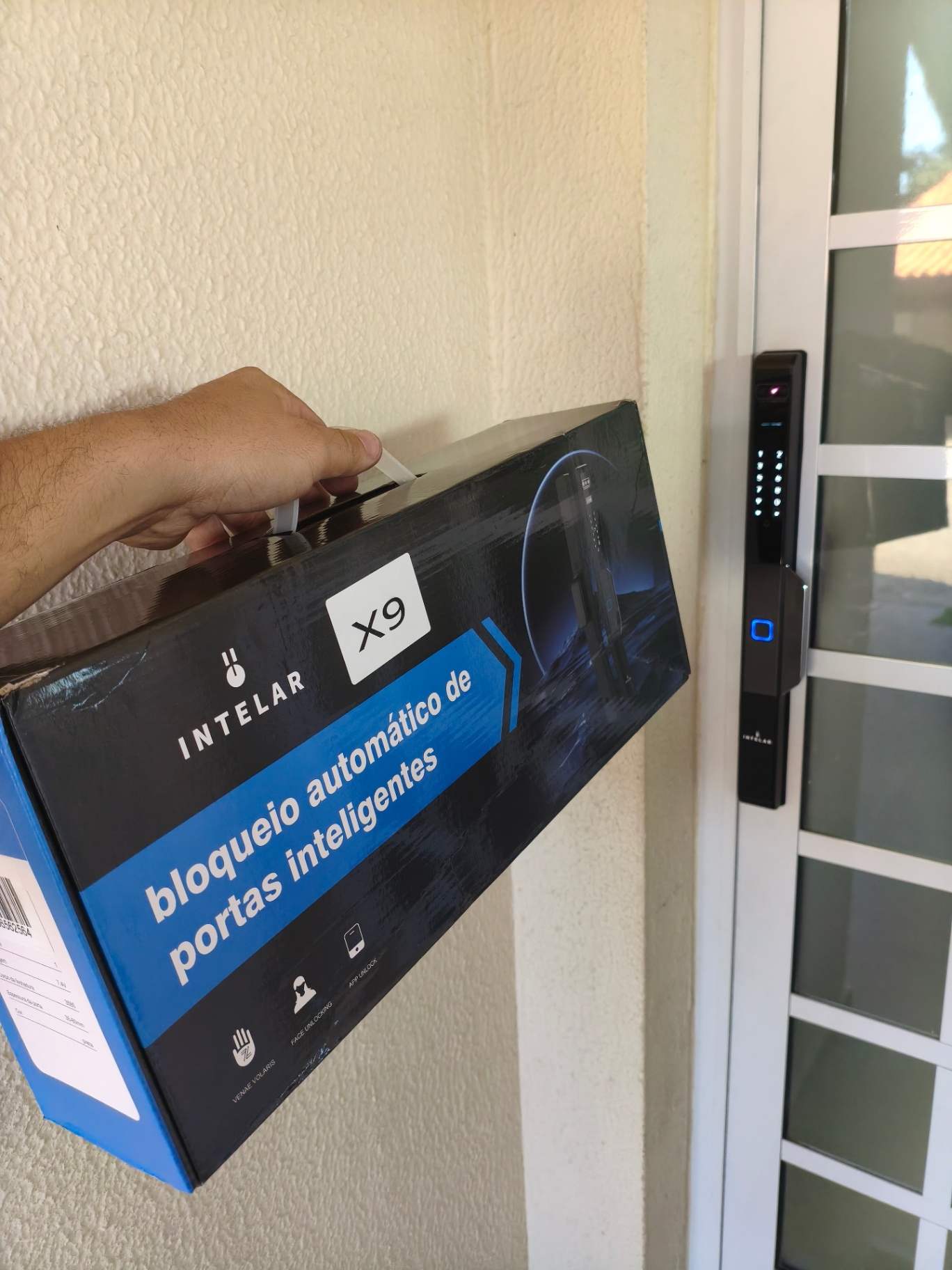 Intelar X9 instalada em porta de alumínio com biometria