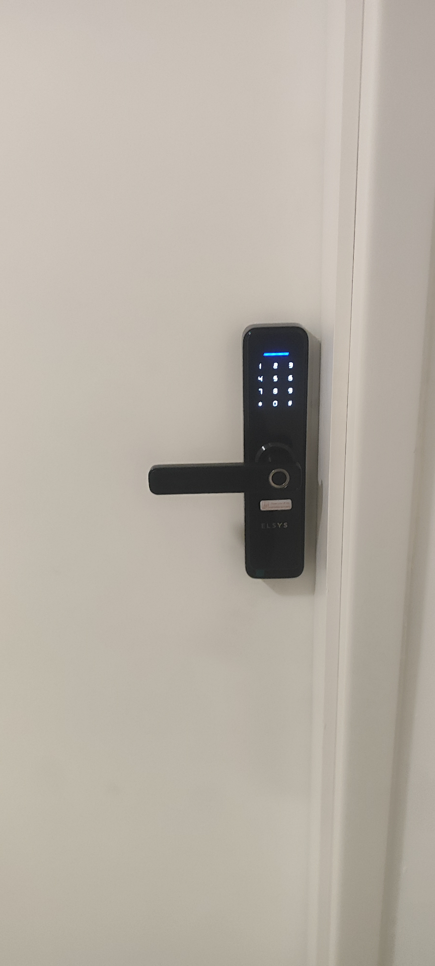 Elsys com maçaneta instalada em porta branca