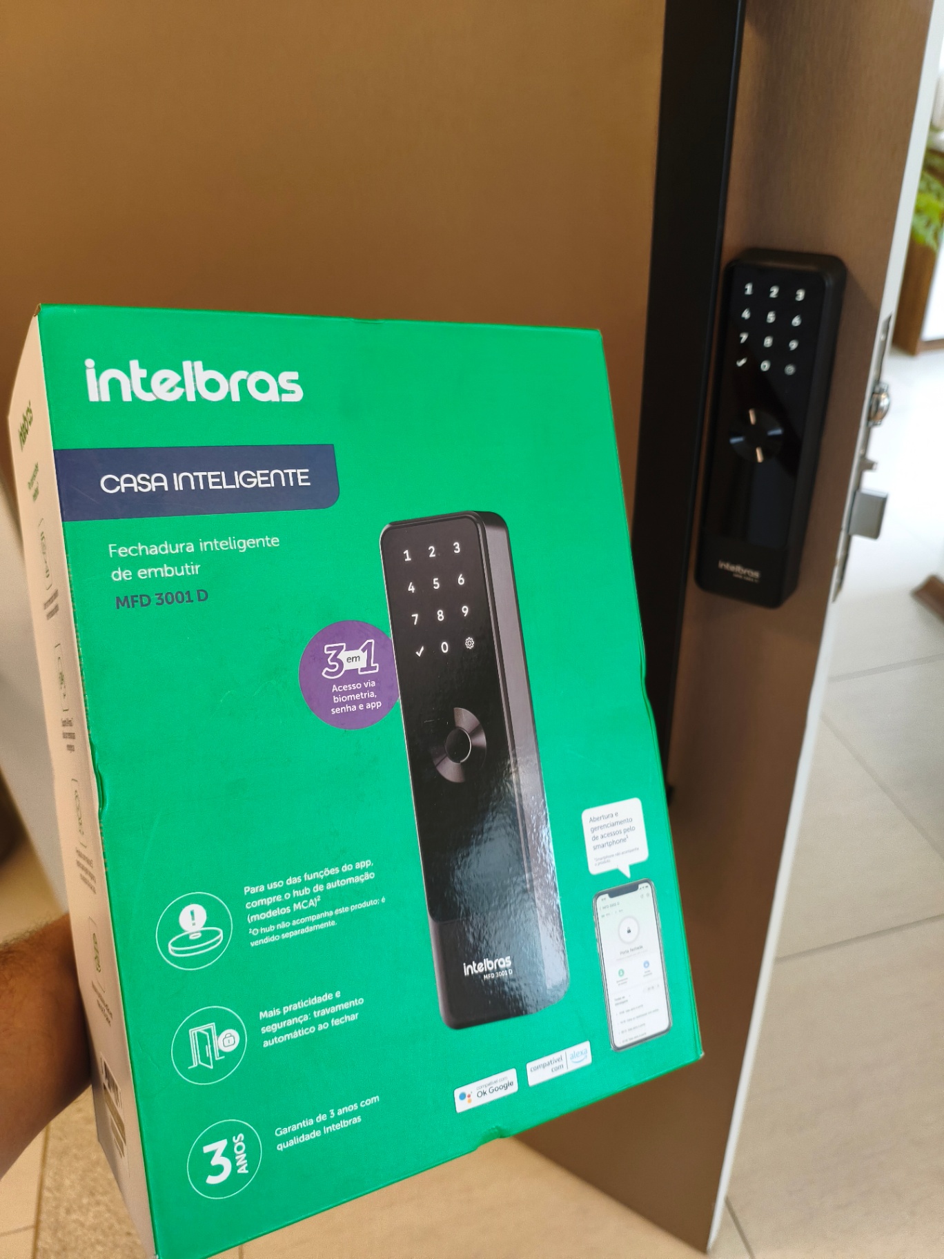 Intelbras MFD 3001 D embutida em porta escura
