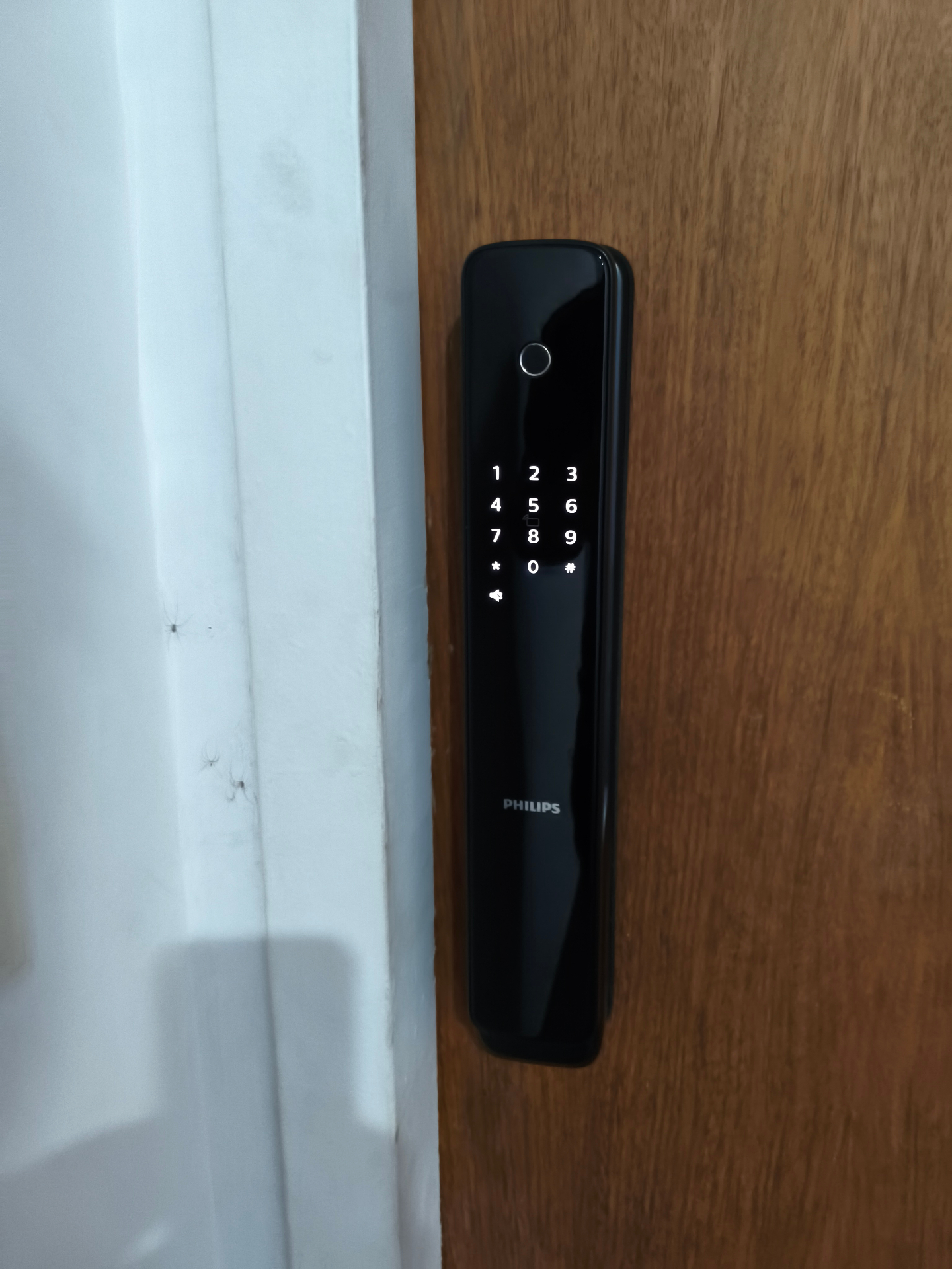 Philips com teclado iluminado em porta de madeira
